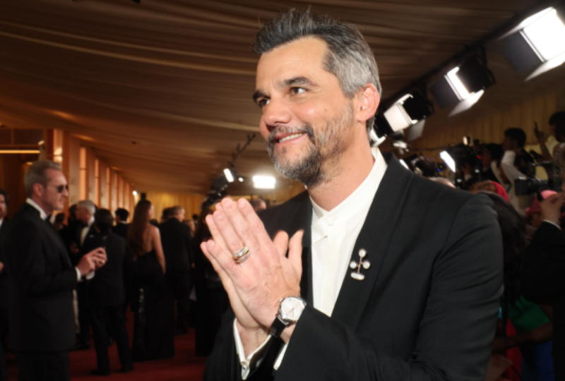 Wagner Moura trouxe um toque de sofisticação autoral ao usar um broche em formato de ramo branco, simbolizando a paz, além de uma aliança robusta em mix de metais (ouro e prata).