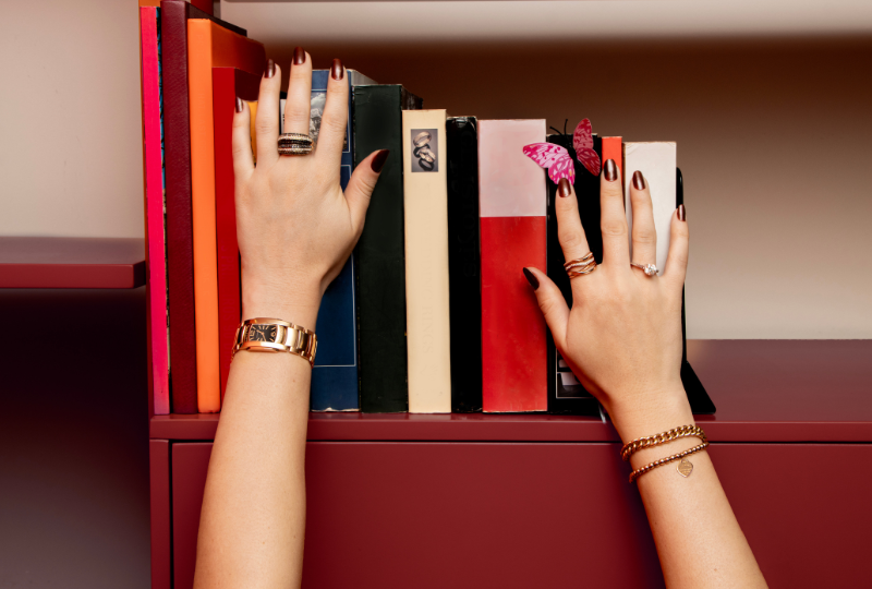 Curiosidades e segredos das joias icônicas que definem o luxo.