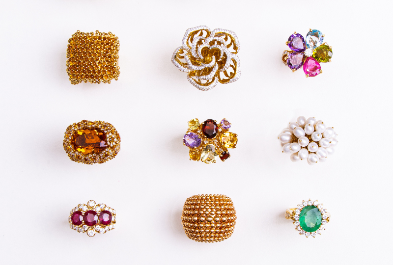 Tipos de Anéis: conheça as diferenças entre solitário, pavê, stud, chuveiro e meia aliança