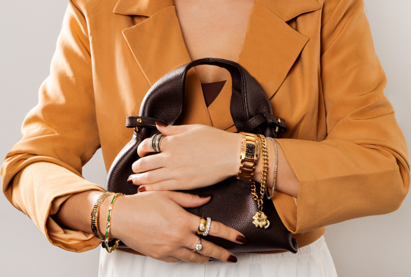 Vender joias usadas como valorizar e negociar suas peças de luxo.